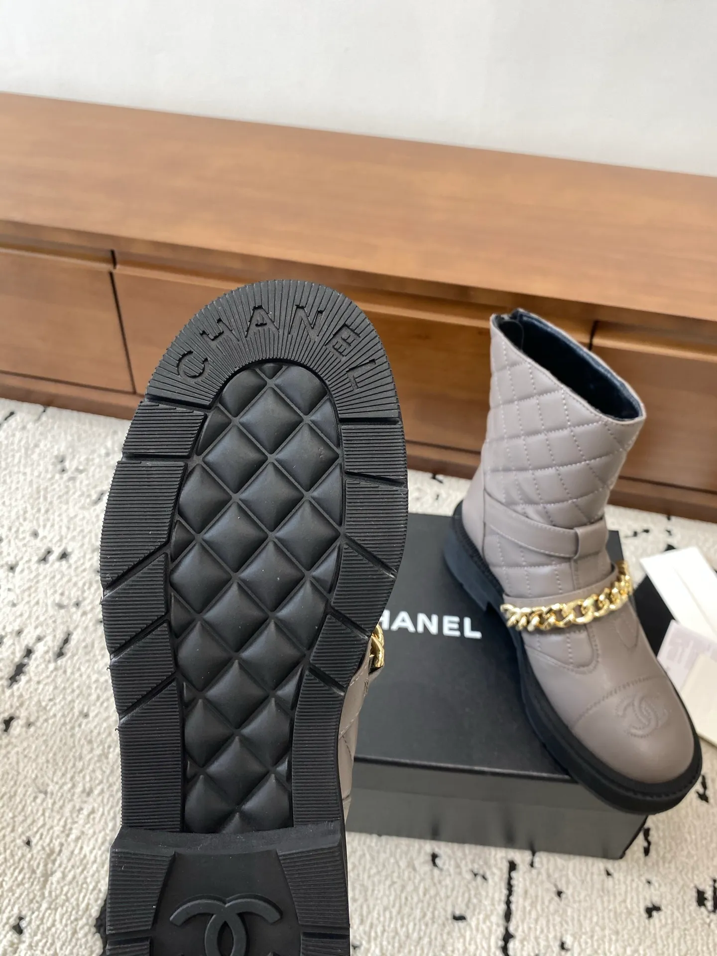 👟👟Ex-factory price 700👟👟 High version🍀 CHANEL 2025s autumn and winter series short boots, made of imported cowhide, with an additional height of 5cm to show leg length. Chanel's classic rhombus is used on the boot shaft, which Xiao Meimei particularly likes. This is Chanel's most popular style this autumn and winter. In addition, the entire boot shaft is equipped with a classic chain and school bag buckle. It is made of full-grain cowhide and uses a rear zipper. It is easy to put on the foot and super comfortable. It is a must-have for this autumn and winter. 🔴 Upper material: imported cowhide leather with anti-rust metal chain ❤︎ Consistently authentic ❤︎ Outsole: original Italian anti-slip rubber outsole Number of yards: 35-40 (40 is custom-made, non-refundable and non-exchangeable) Buy now 👉 Buy now 👉 Buy now 👉 Buy now 👉 Buy now 👉 Buy now 👉 Buy now 👉 Buy now 👉 Buy now 👉 Buy now 👉